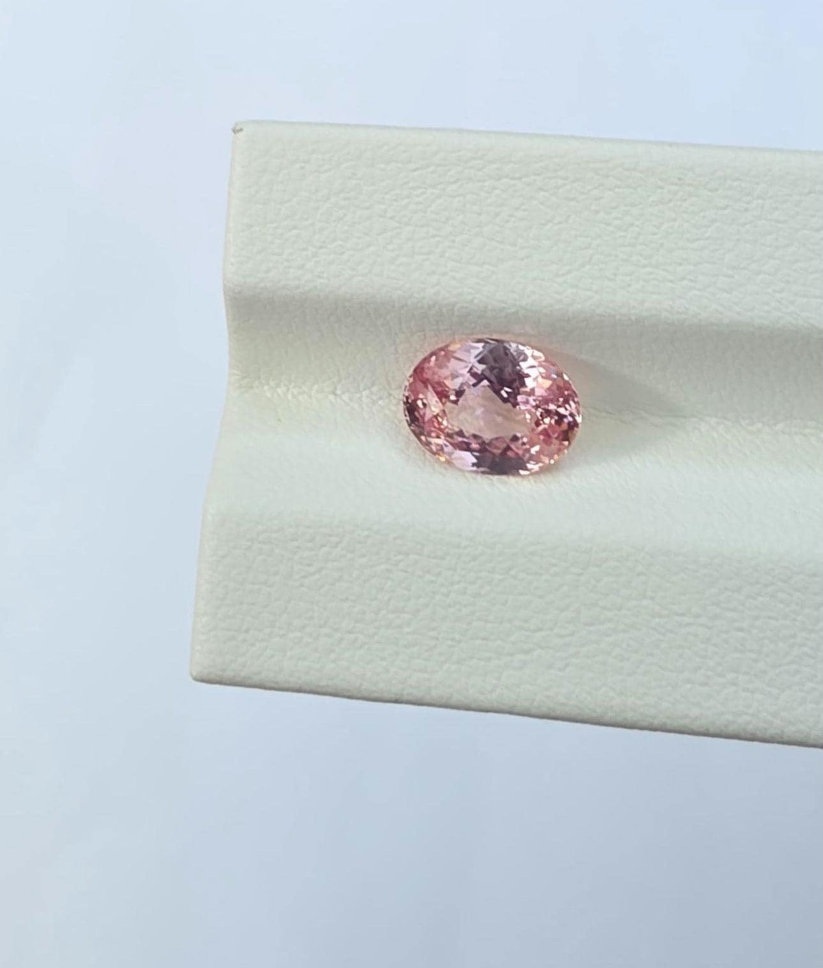 Ceylon Padparadscha Sapphire : From Sri Lanka Orangish Pink, 2.23 crt, Non-Heated, Non-Treated, Oval , 9.31 × 7.10 × 4.02 mm, Eye Clean