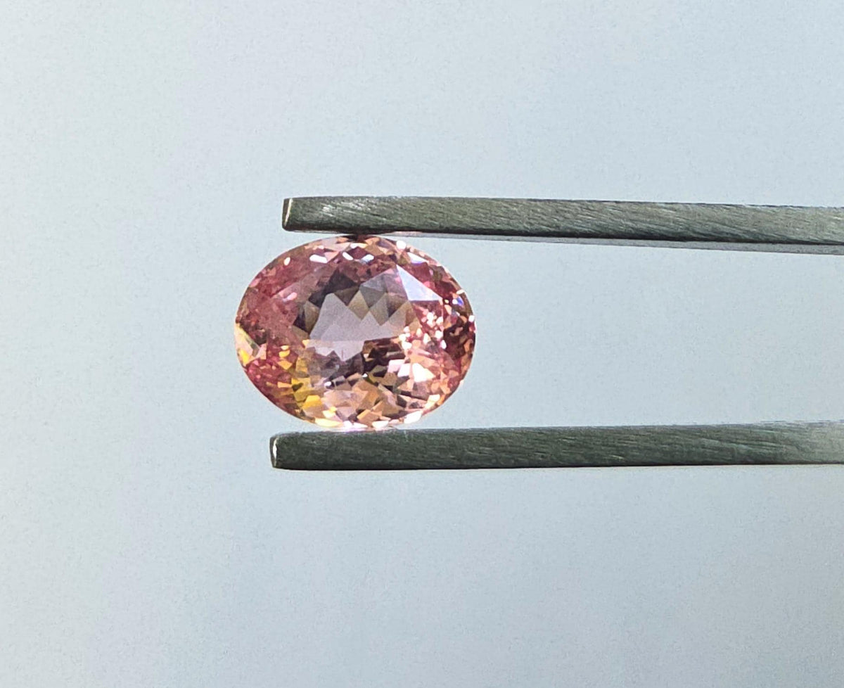 Ceylon Padparadscha Sapphire : From Sri Lanka Orangish Pink, 2.23 crt, Non-Heated, Non-Treated, Oval , 9.31 × 7.10 × 4.02 mm, Eye Clean