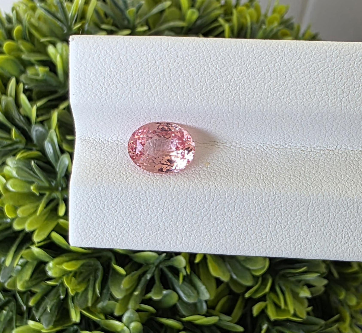 Ceylon Padparadscha Sapphire : From Sri Lanka Orangish Pink, 2.23 crt, Non-Heated, Non-Treated, Oval , 9.31 × 7.10 × 4.02 mm, Eye Clean